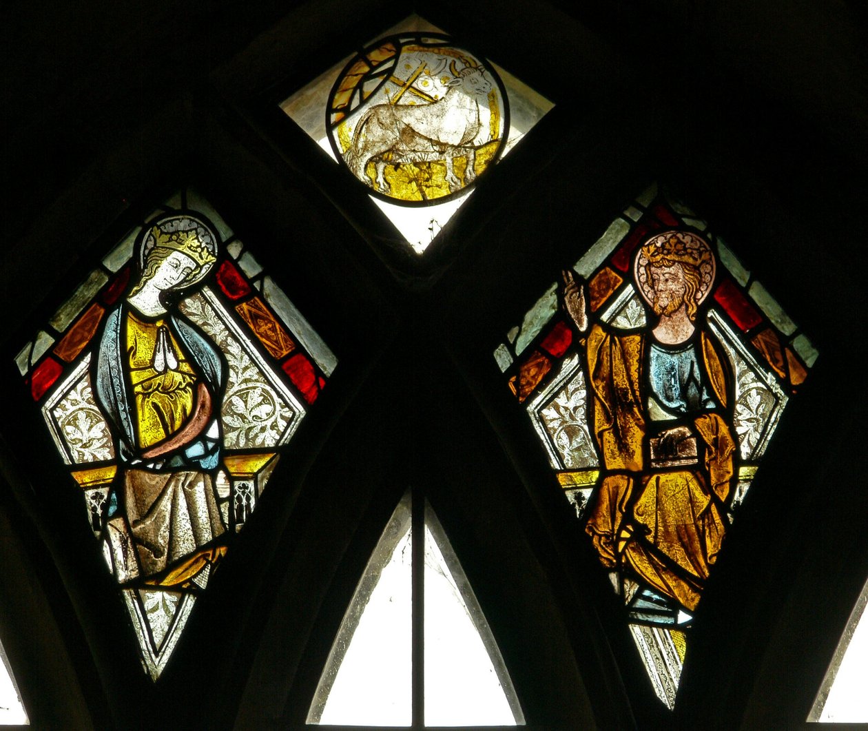 Fenêtre s6 représentant le taureau (concernant Saint Luc?) et le Couronnement de la Vierge - English School