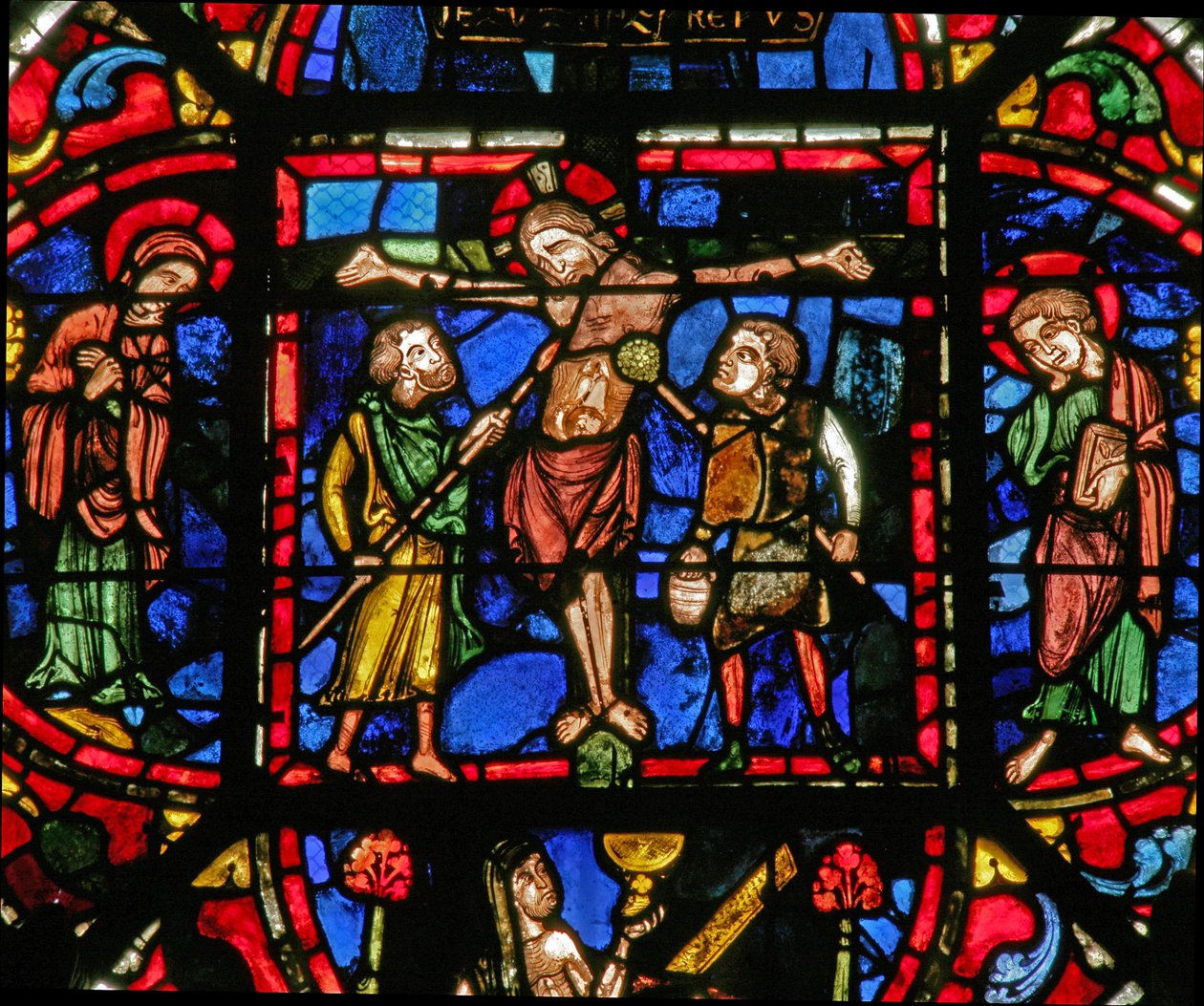 Fenêtre w0 représentant la Crucifixion avec Marie et Jean et des soldats avec une lance et l