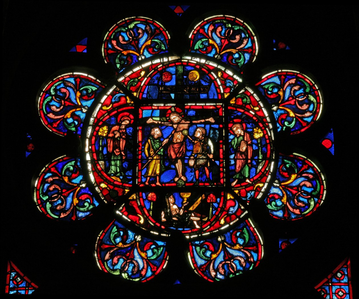 Fenêtre w0 représentant la Crucifixion avec Marie et Jean et des soldats avec une lance et l