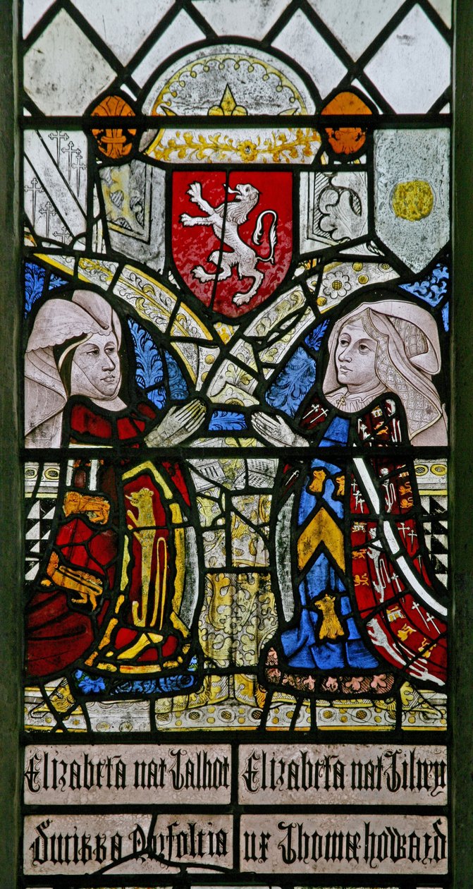 Fenêtre w1 représentant Elizabeth Talbot, duchesse de Norfolk et Elizabeth Tilney, comtesse de Surrey avec les armoiries de la famille Mowbray au-dessus - English School