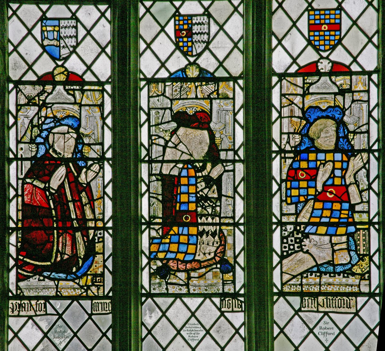 Fenêtre w5 représentant Sir Ralph Joscelin, Elizabeth Joselin Clifford, Sir Robert Clifford - English School