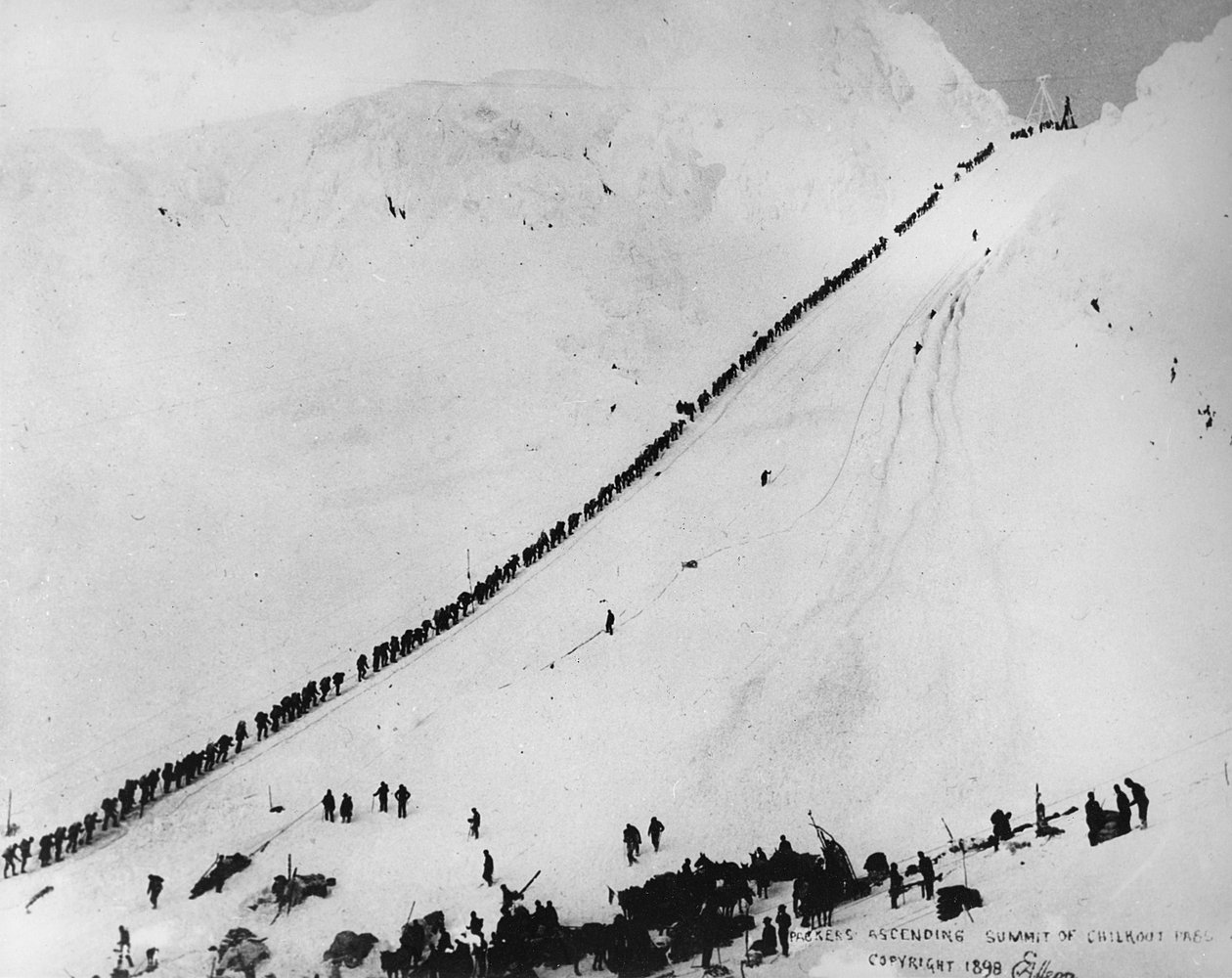 Les porteurs montant le sommet du col de Chilkoot, de 