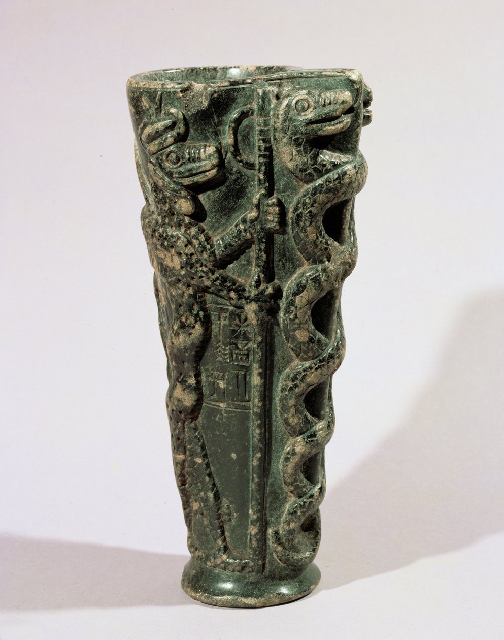 Vase de libation du roi Gudea dédié à Ningishzidda, avec les acolytes de ce dieu, des serpents entrelacés et des serpents-dragons ailés ... - Erich Lessing