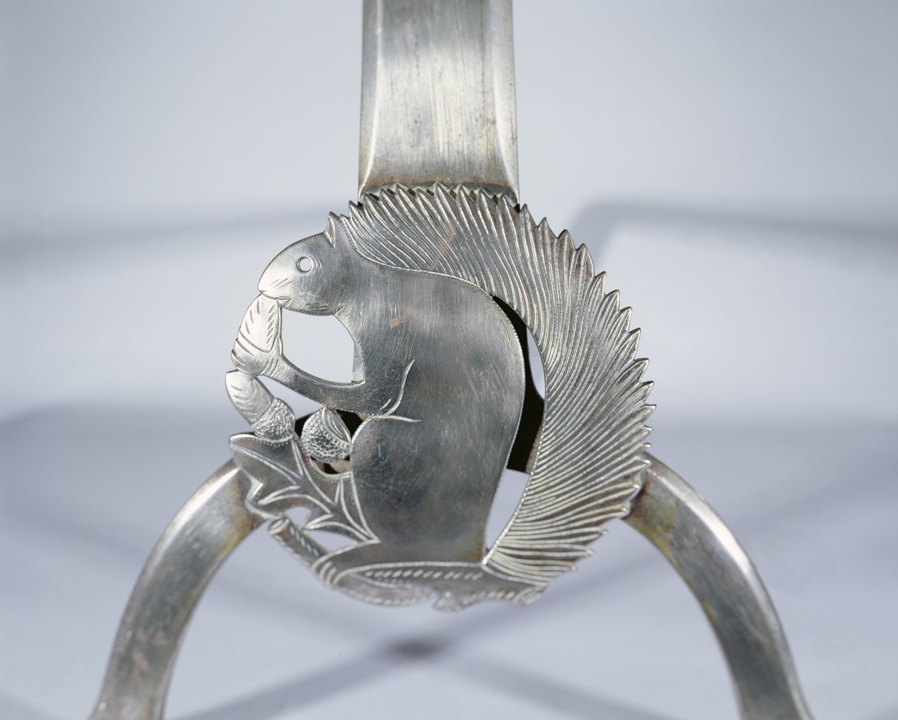Chenêt représentant un écureuil, c.1905-10 (détail) - Ernest William Gimson