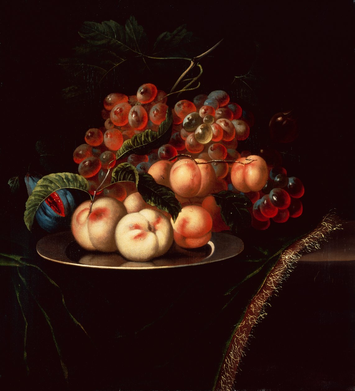 Pêches sur une assiette en étain avec des raisins et une figue sur un rebord drapé - Ernst Stuven