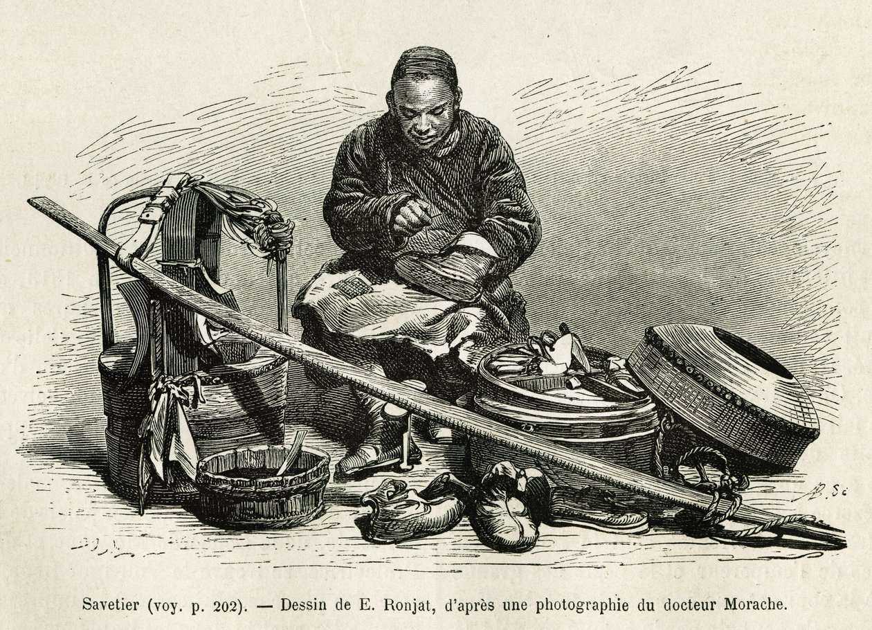 Le savetier ambulant répare les bottes mais aussi les harnais des voitures des hauts fonctionnaires du palais, au pied de la Porte de la Fleur Orientale du Palais Impérial à Pékin. Gravure d