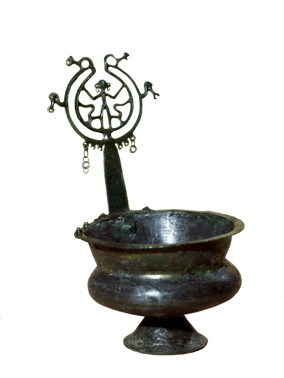 Tasse avec poignée décorative et figure humaine (bronze) - Etruscan