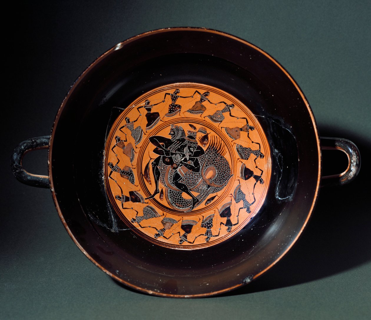 Antiquité étrusque: coupe en terre cuite représentant le combat entre Héraclès et le monstre marin Triton. De Tarquinia. 550 av. J.-C. Tarquinia, Museo Archeologico - Etruscan