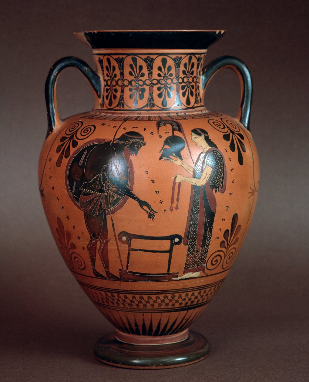 Civilisation étrusque : hydrie en terre cuite représentant Thétis remettant des armes à son fils Achille, 550-500 av. J.-C. De Cerveteri, Italie - Etruscan