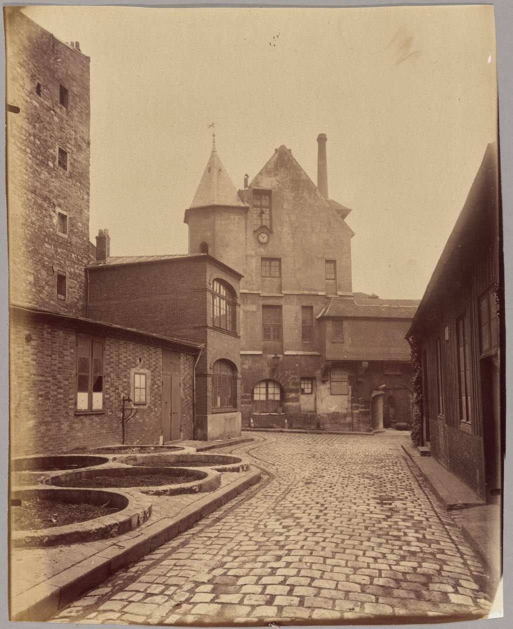 [Château de la Reine Blanche, 17 rue des Gobelins] - Eugène Atget