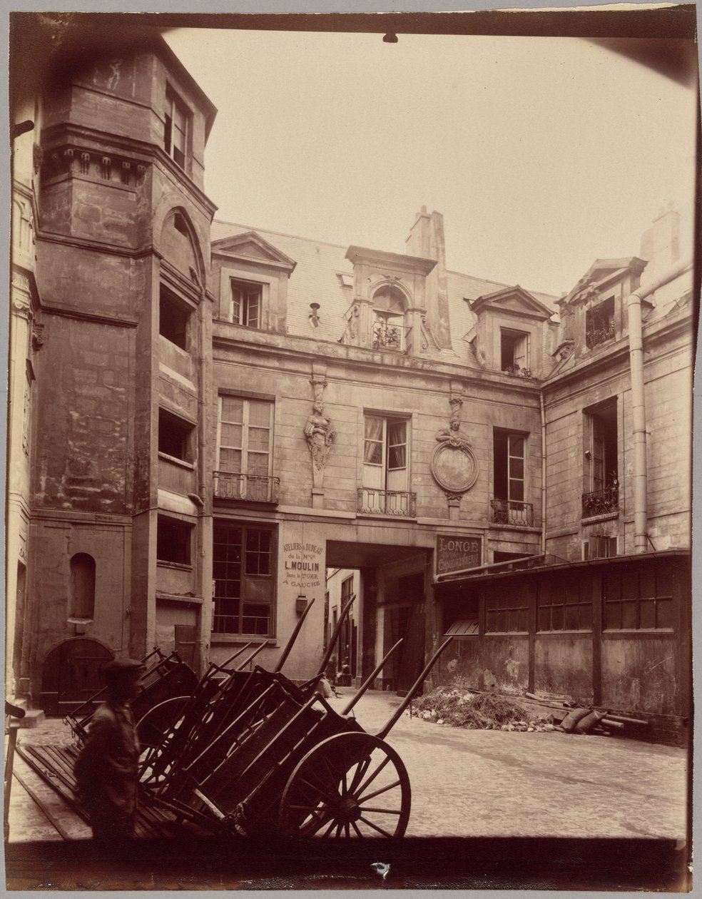 Cour Charlemagne, Hôtel du Prévot, 16 rue Charlemagne - Eugène Atget