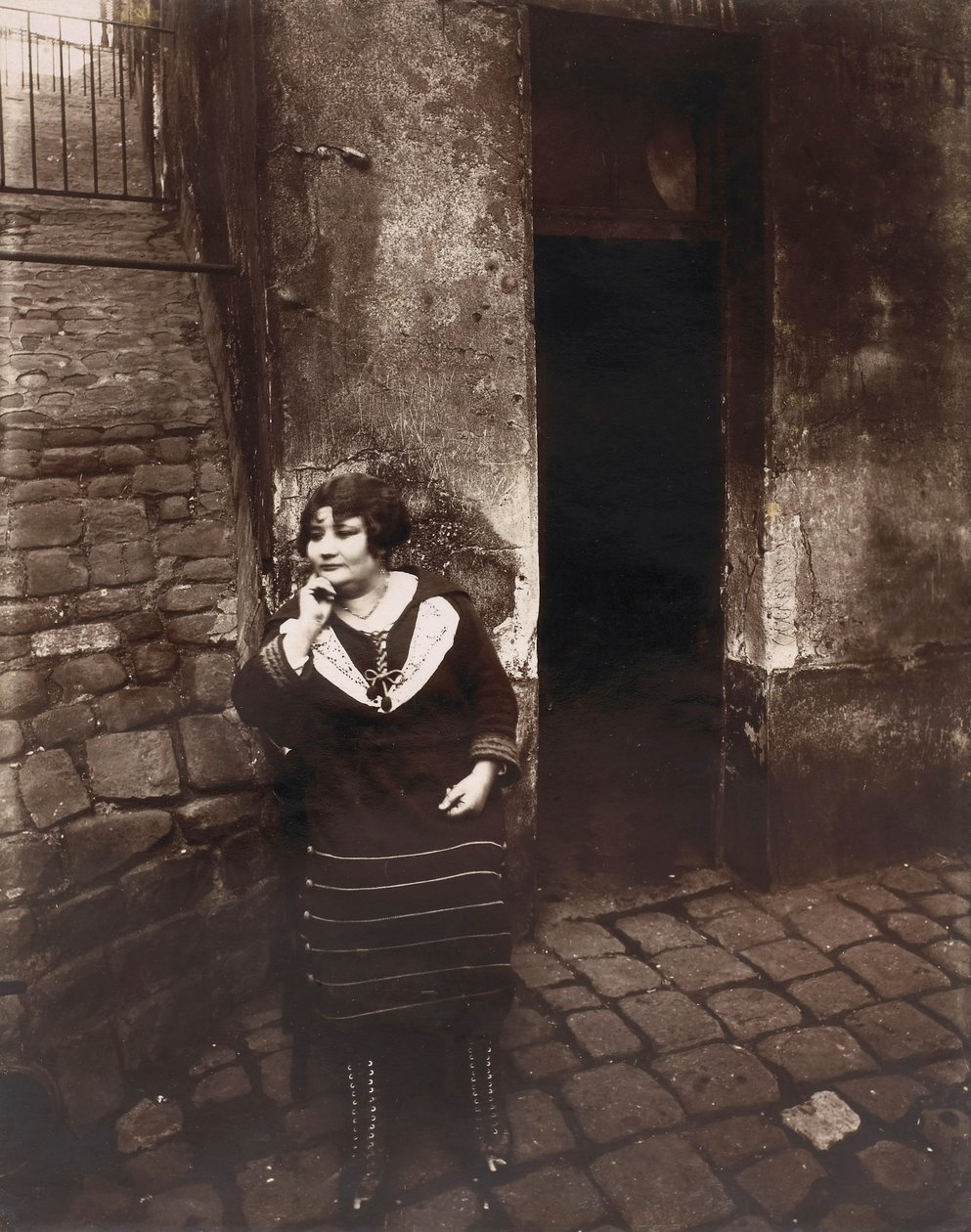 La Villette. Rue Asselin, prostituée attendant devant sa porte - Eugène Atget