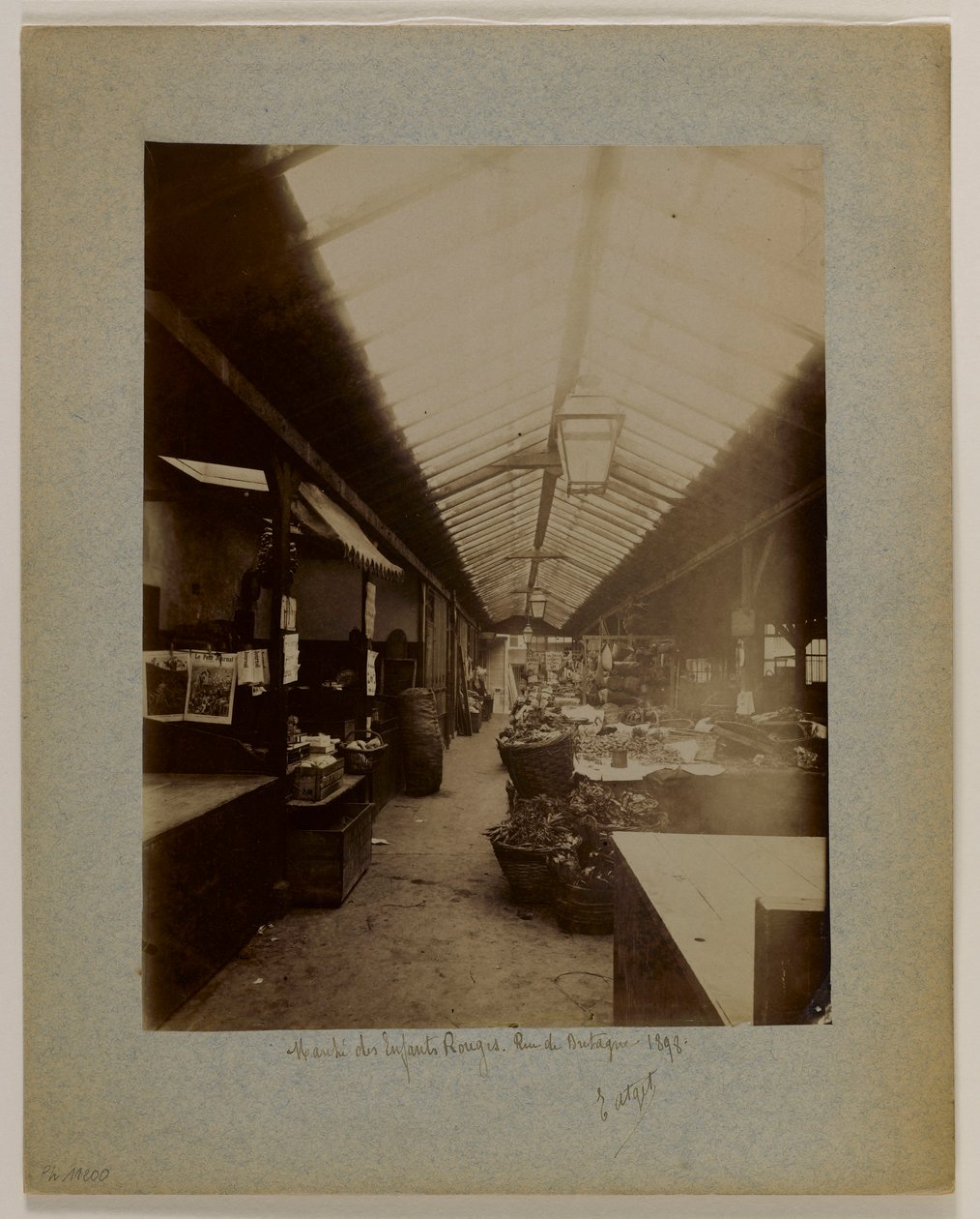 Marché des Enfants-Rouges, rue de Bretagne, 3e arrondissement, Paris - Eugène Atget