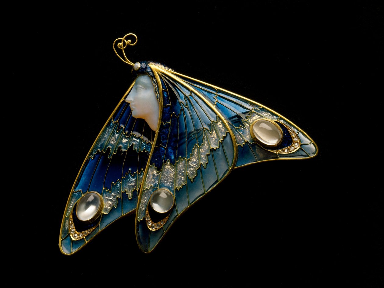 Art Nouveau : broche en or, émail translucide, opale, pierre de lune et diamant en forme de femme papillon. Atelier Eugène Feuillâtre (1870-1916). 1900 Parme, collection privée - Eugene Feuillatre