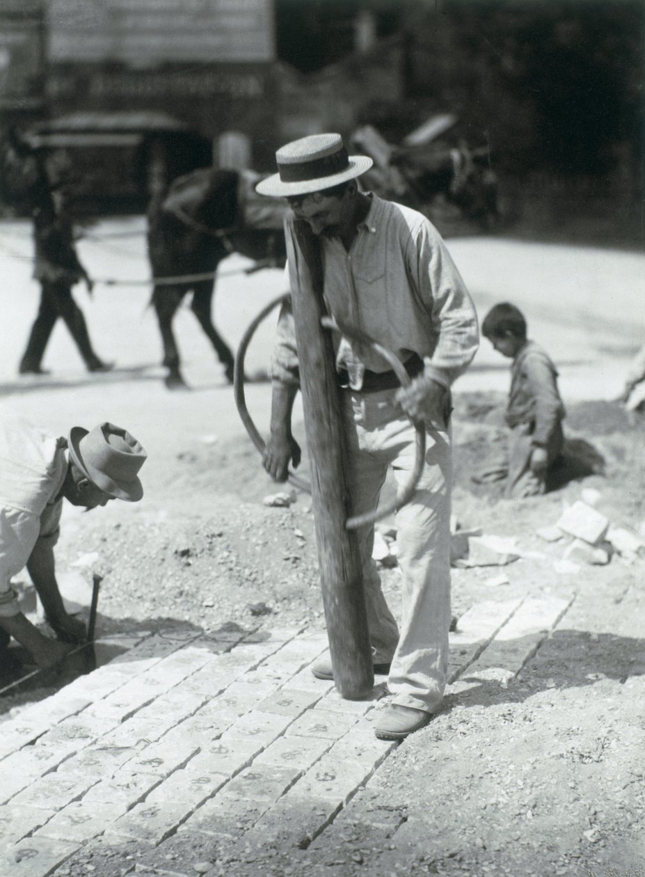 Paveur de rue, 1910 - Eugène Atget