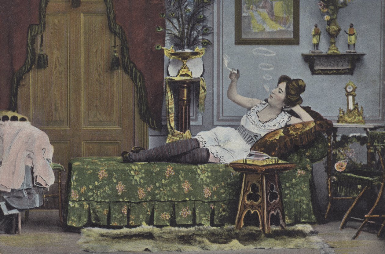 Femme fumant sur une chaise longue (photo couleur) - European School