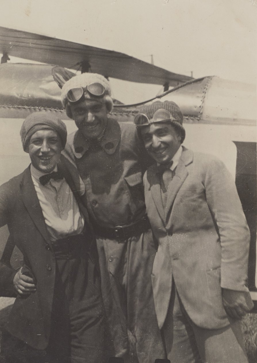 [Portrait de trois hommes souriant devant un avion]. - Fedele Azari