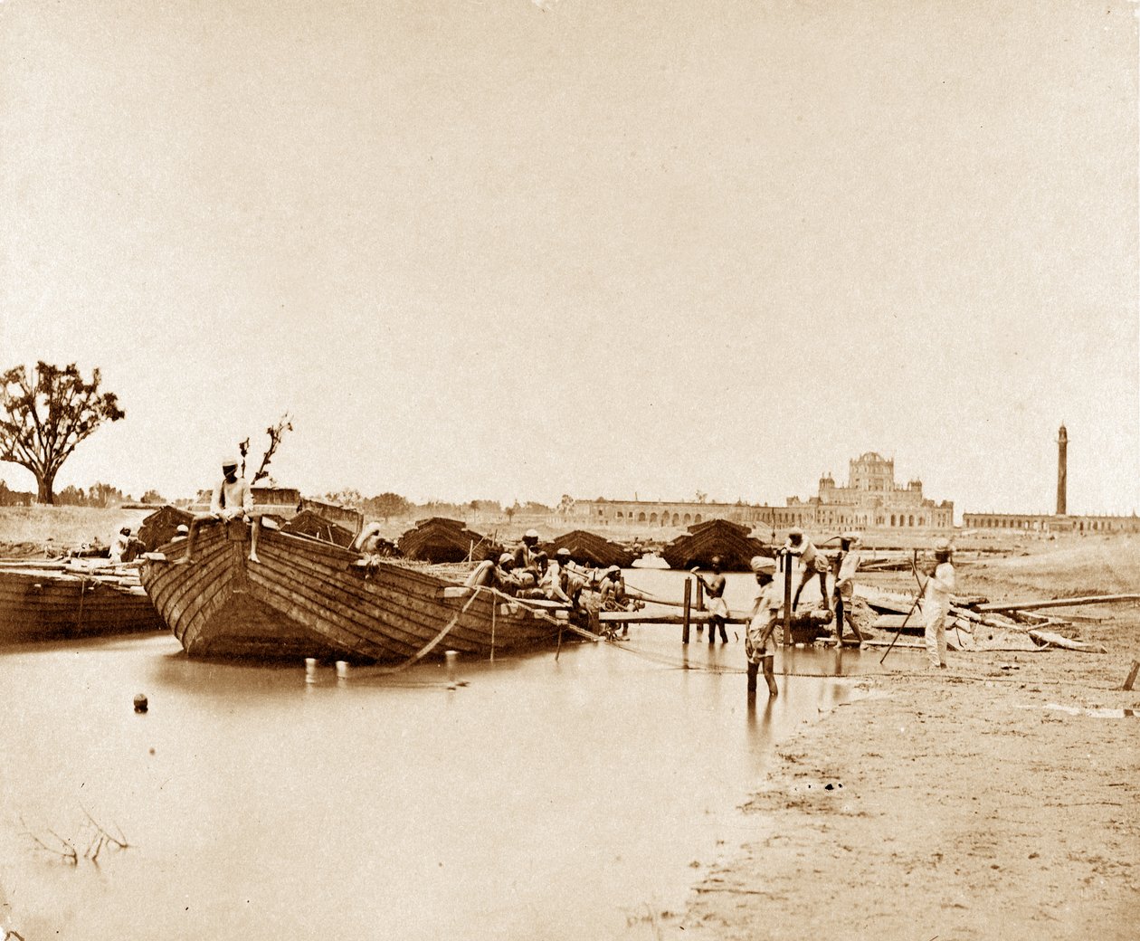 Pont de bateaux sur le Gomptee, Lucknow - Felice Beato