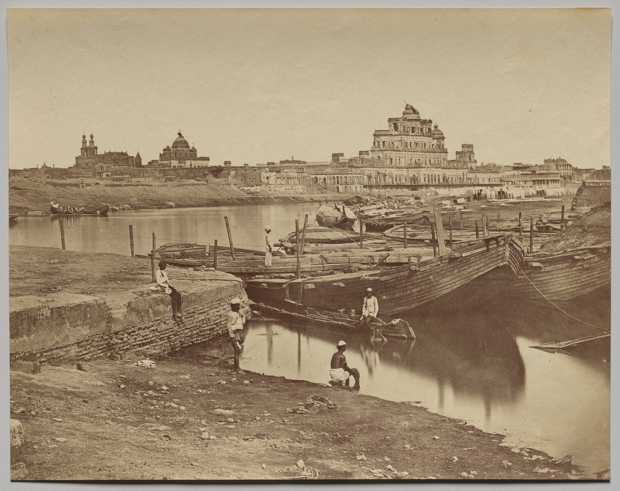 Pont de bateaux sur la rivière Gumti près du Chattar Manzil et du Fusseed Bakah ou ancien palais - Felice A. Beato
