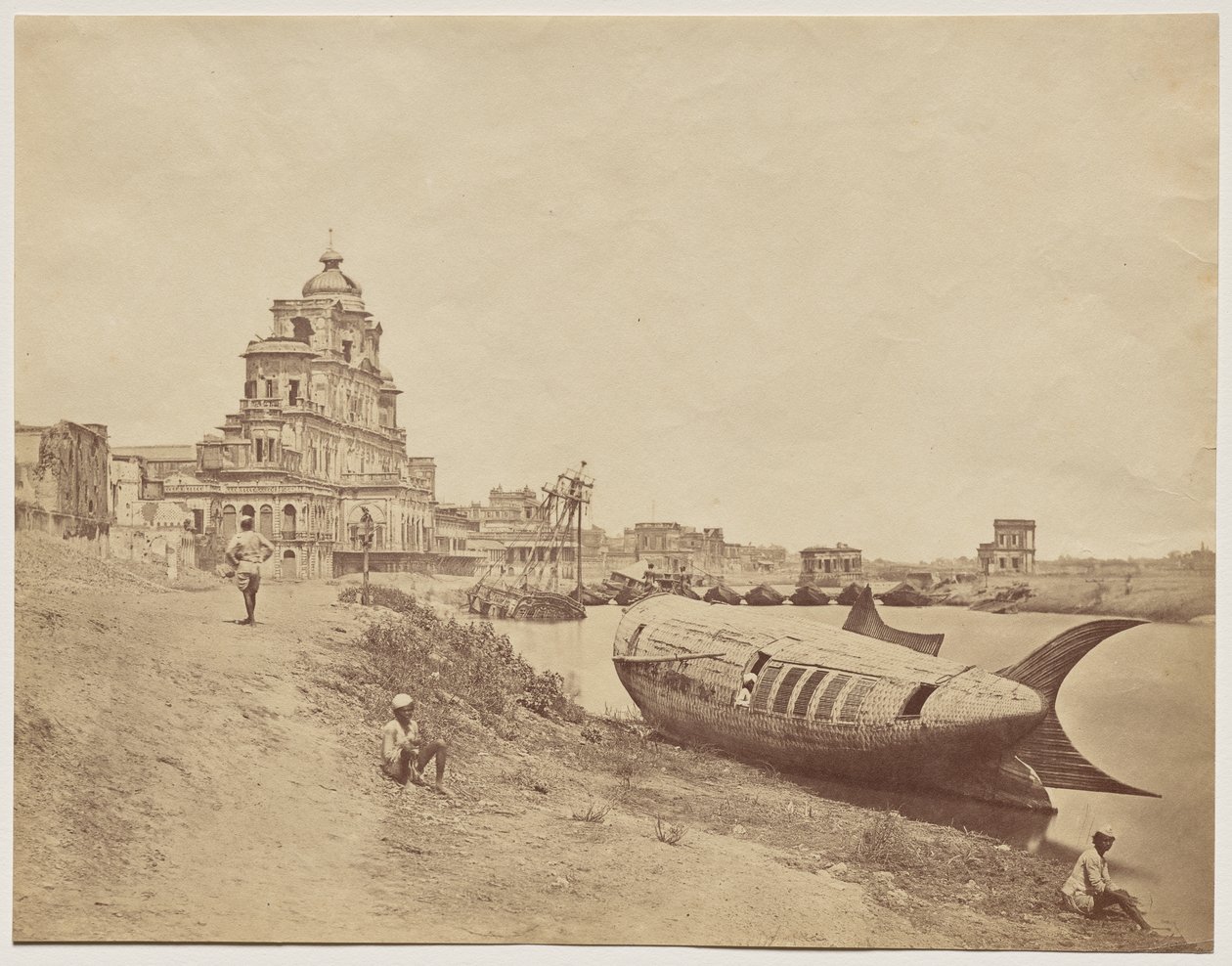 Palais de Chutter Manzil, avec le bateau du roi en forme de poisson - Felice A. Beato