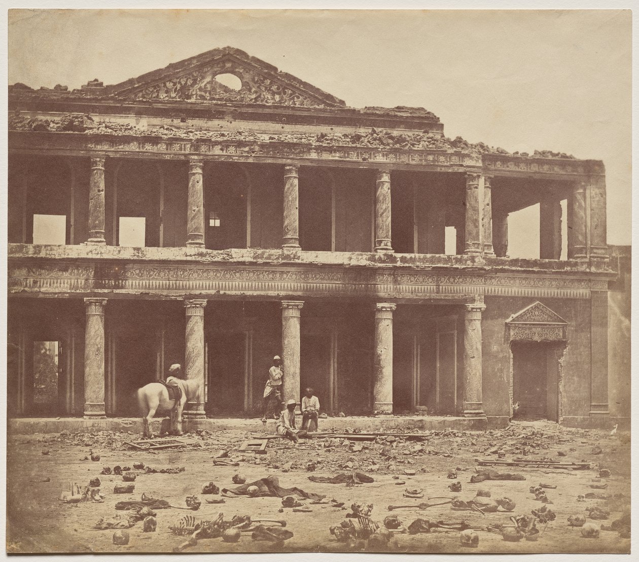Intérieur du Secundra Bagh après le massacre de 2 000 rebelles par les 93e Highlanders et le 4e régiment du Punjab - Felice A. Beato