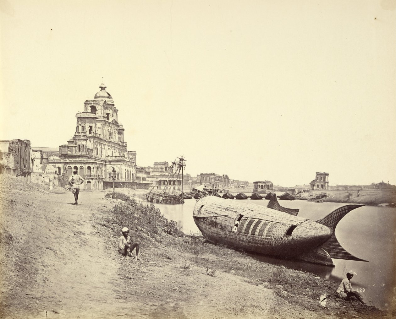Palais Chutter Manzil, avec le bateau du roi en forme de poisson sur la rivière Gomti - Felice Beato