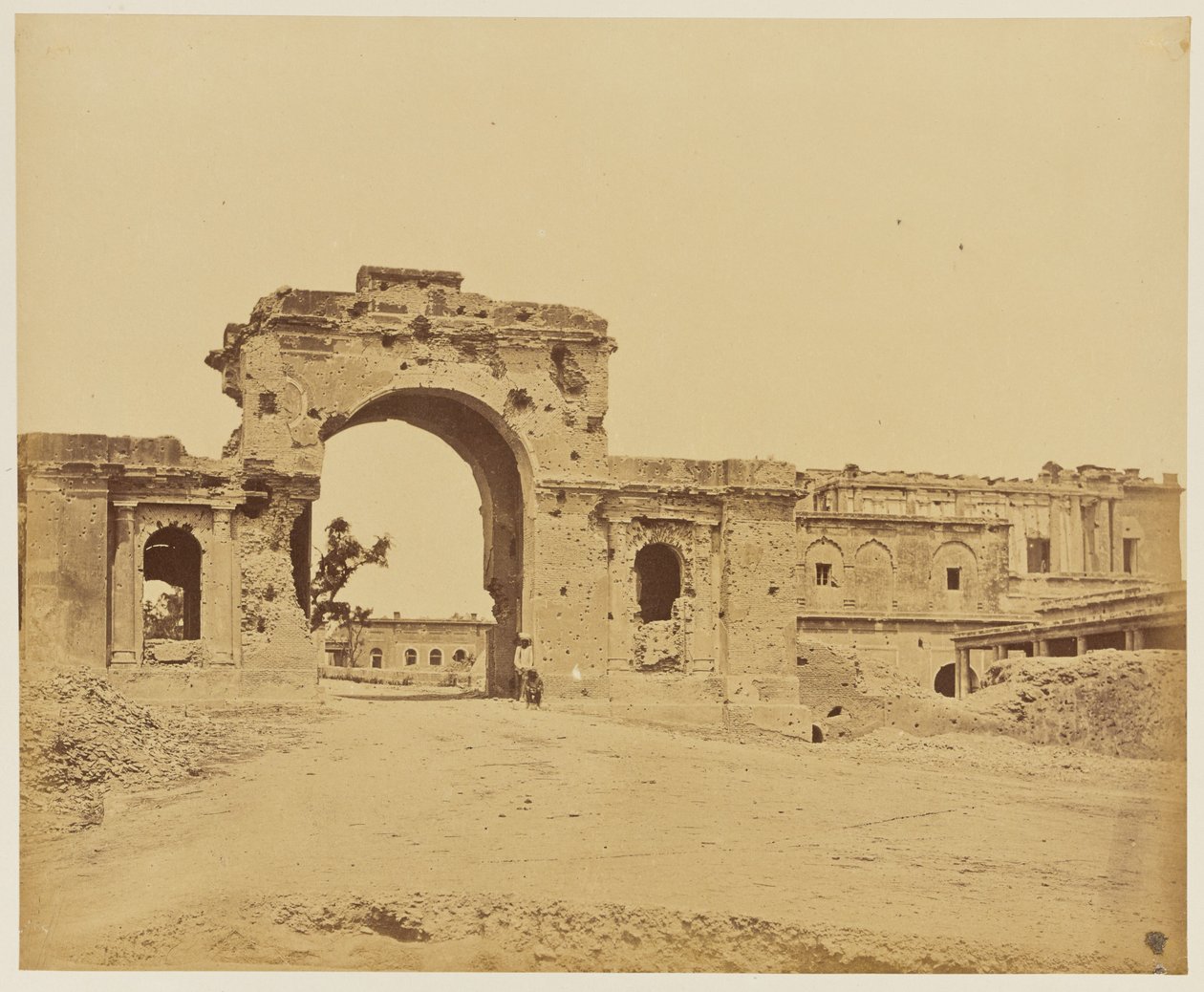 [Porte menant à la résidence, communément appelée Bailee Guard Gate, tenue par le lieutenant-colonel R.H.M. Aitken, du 13e Bengal Native Infantry]. - Felice Beato