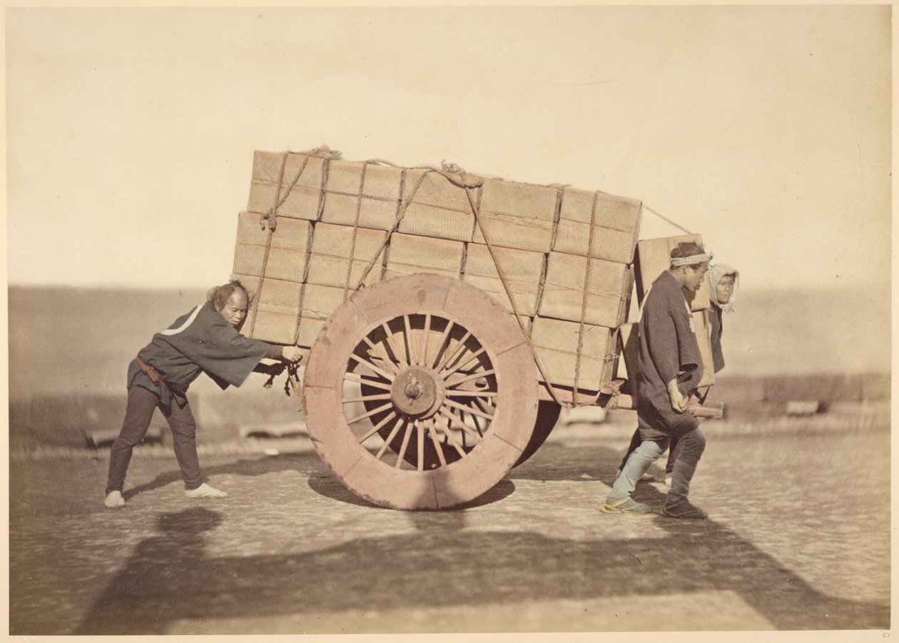 [Hommes poussant un chariot] - Felice Beato