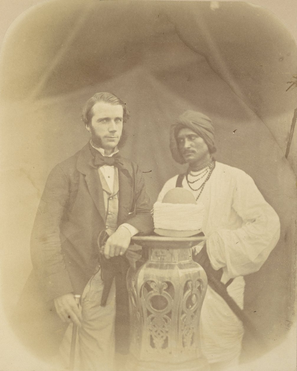 Portrait de J.D. Forsyth, Esq., C.S. Sec., commandant en chef à Oude avec son serviteur indien - Felice Beato