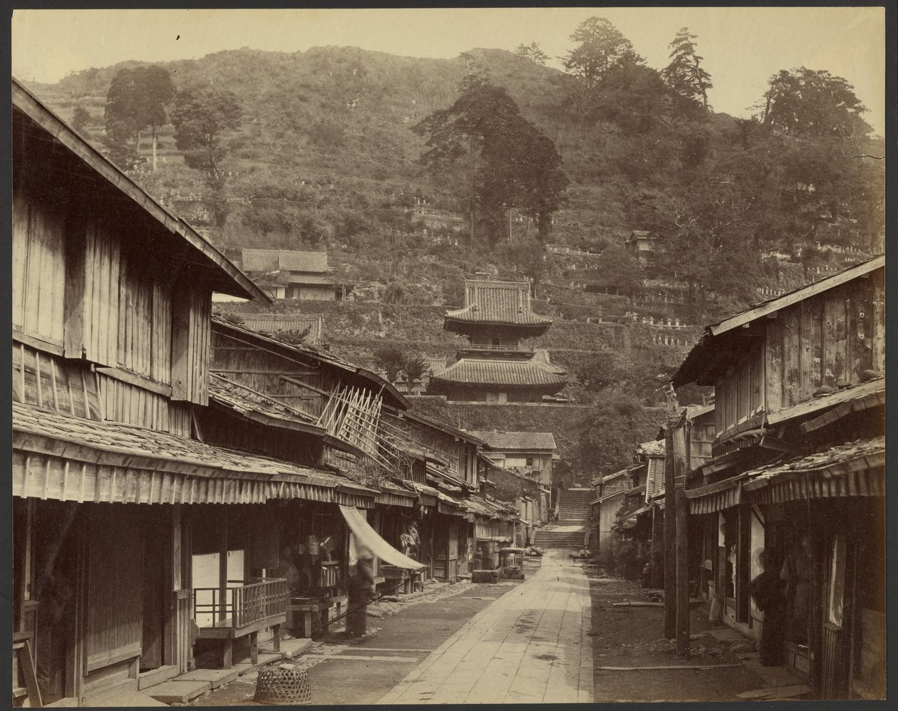 Rue Temple, quartier Native Town, Nagasaki - Felice Beato