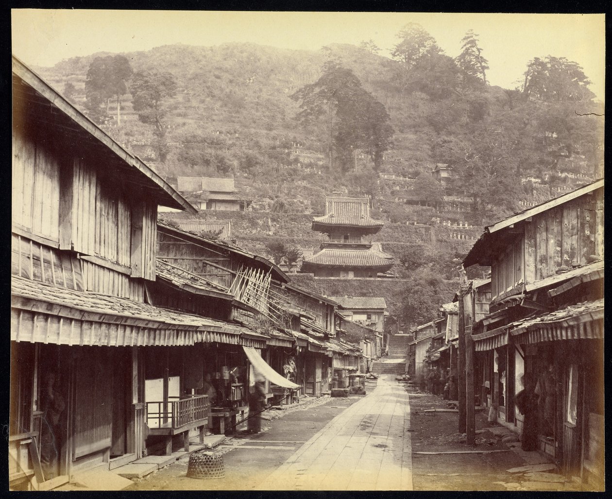Rue Temple, quartier Native Town, Nagasaki - Felice Beato