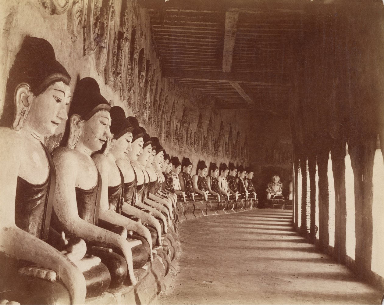 Les quarante-neuf Gautamas dans le temple de Sagaing - Felice Beato