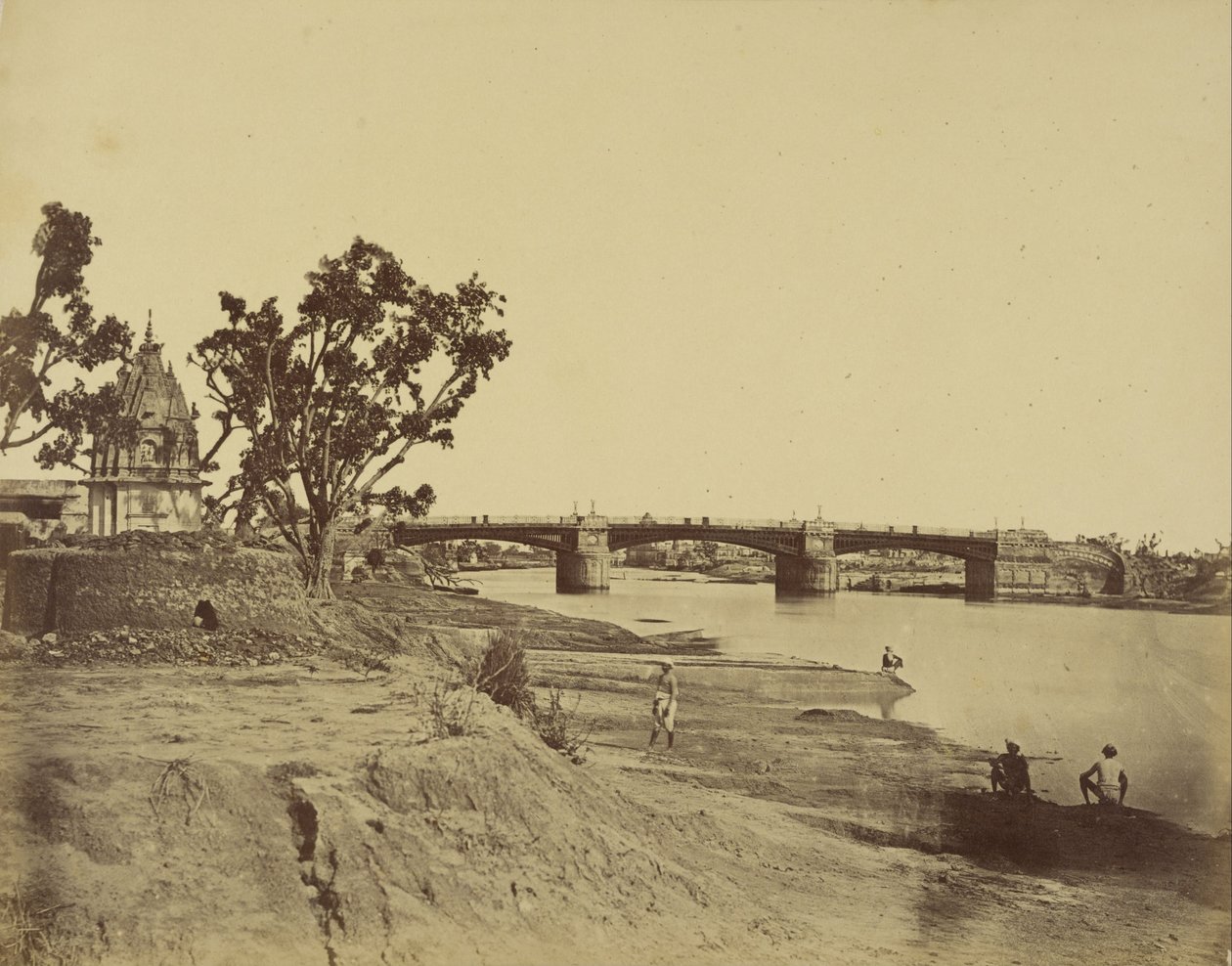 Le pont de fer menant de la résidence aux cantonnements - Felice Beato