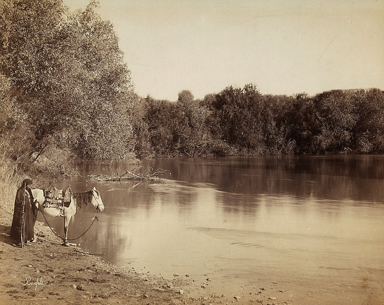 Un homme en tenue traditionnelle avec son cheval, devant un lac en Égypte - Félix Bonfils