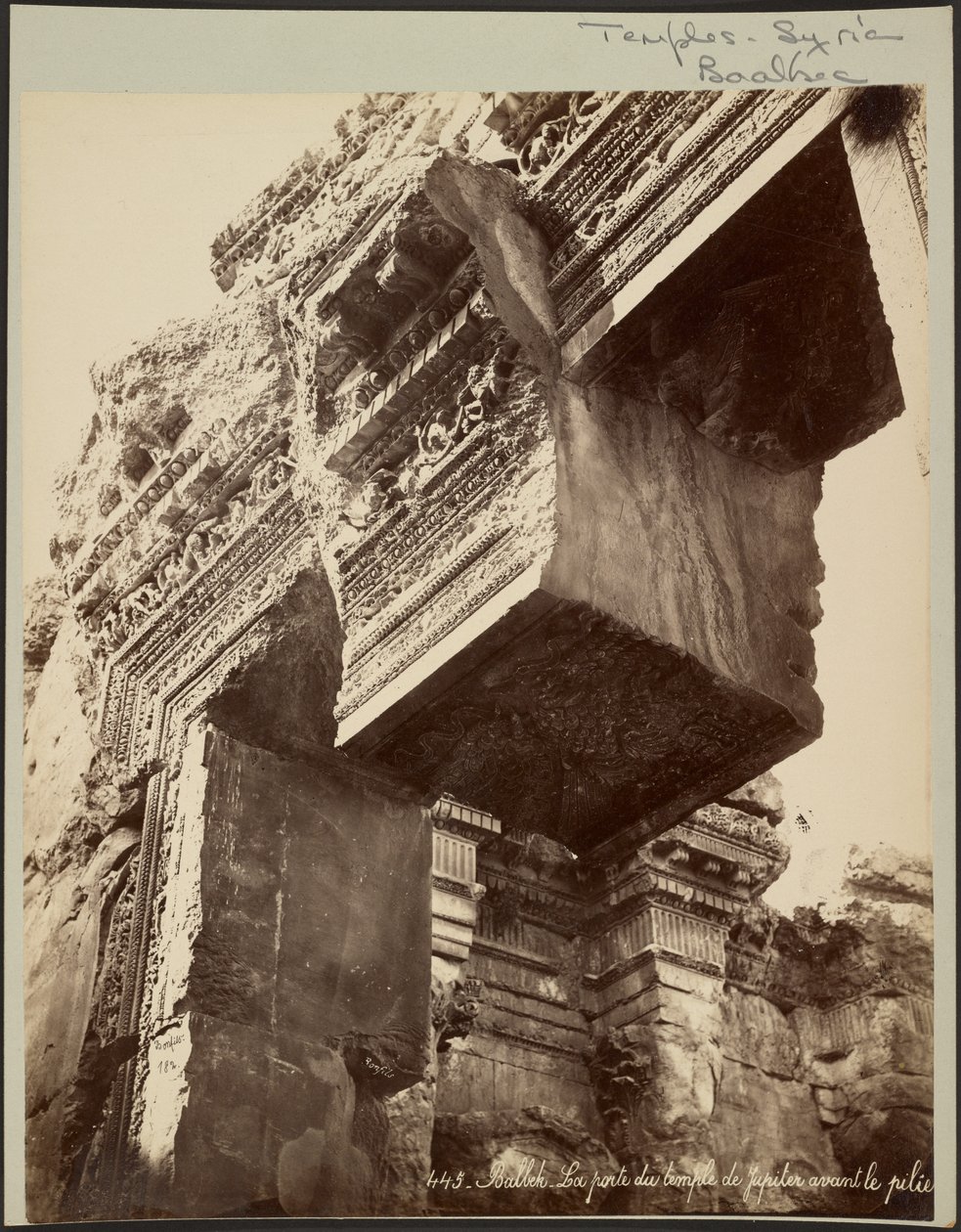 Baalbek, la porte du temple de Jupiter avant le pilier - Félix Bonfils