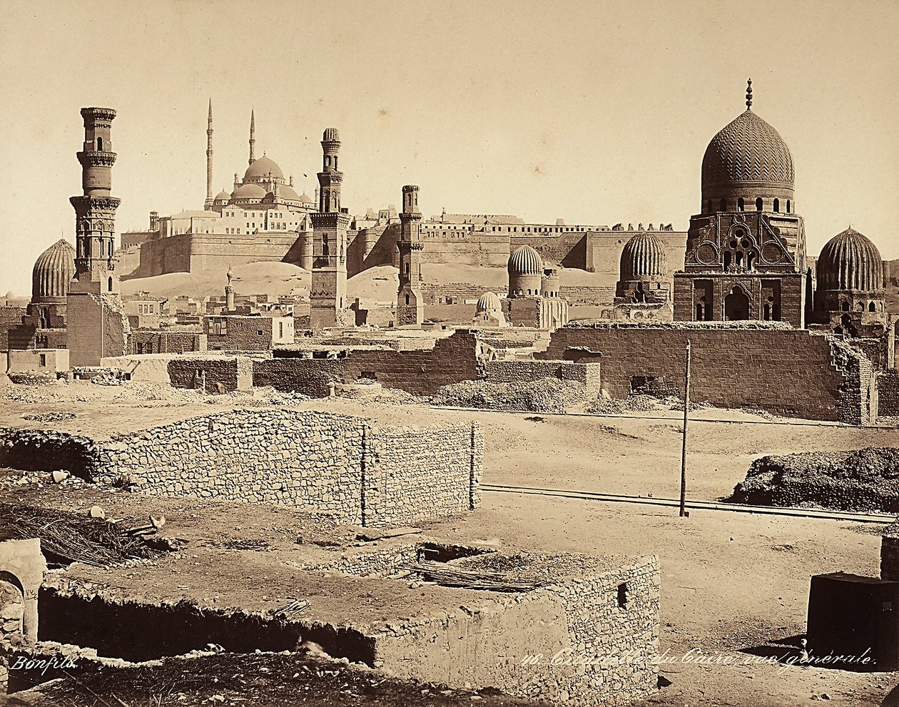 Vue de la citadelle avec de nombreux monuments anciens et découvertes, au Caire, Égypte - Félix Bonfils