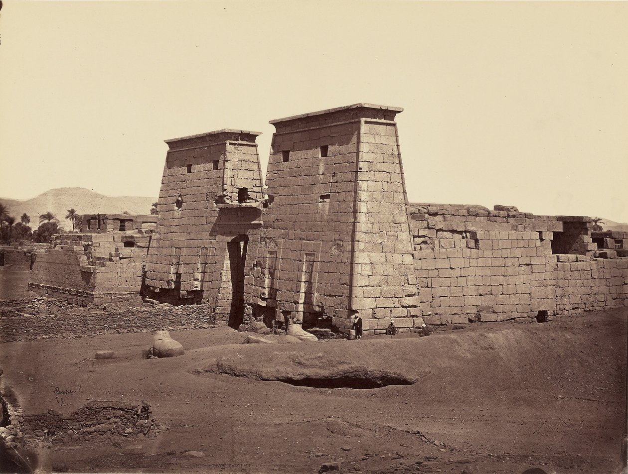 Vue générale du temple de Ramsès III, Karnak, Thèbes - Félix Bonfils
