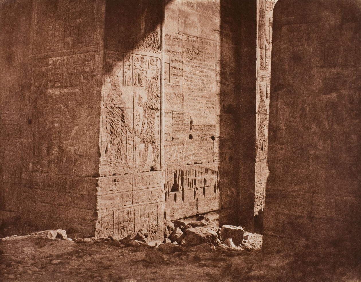 Premier pylône - Inscription française gravée sur l