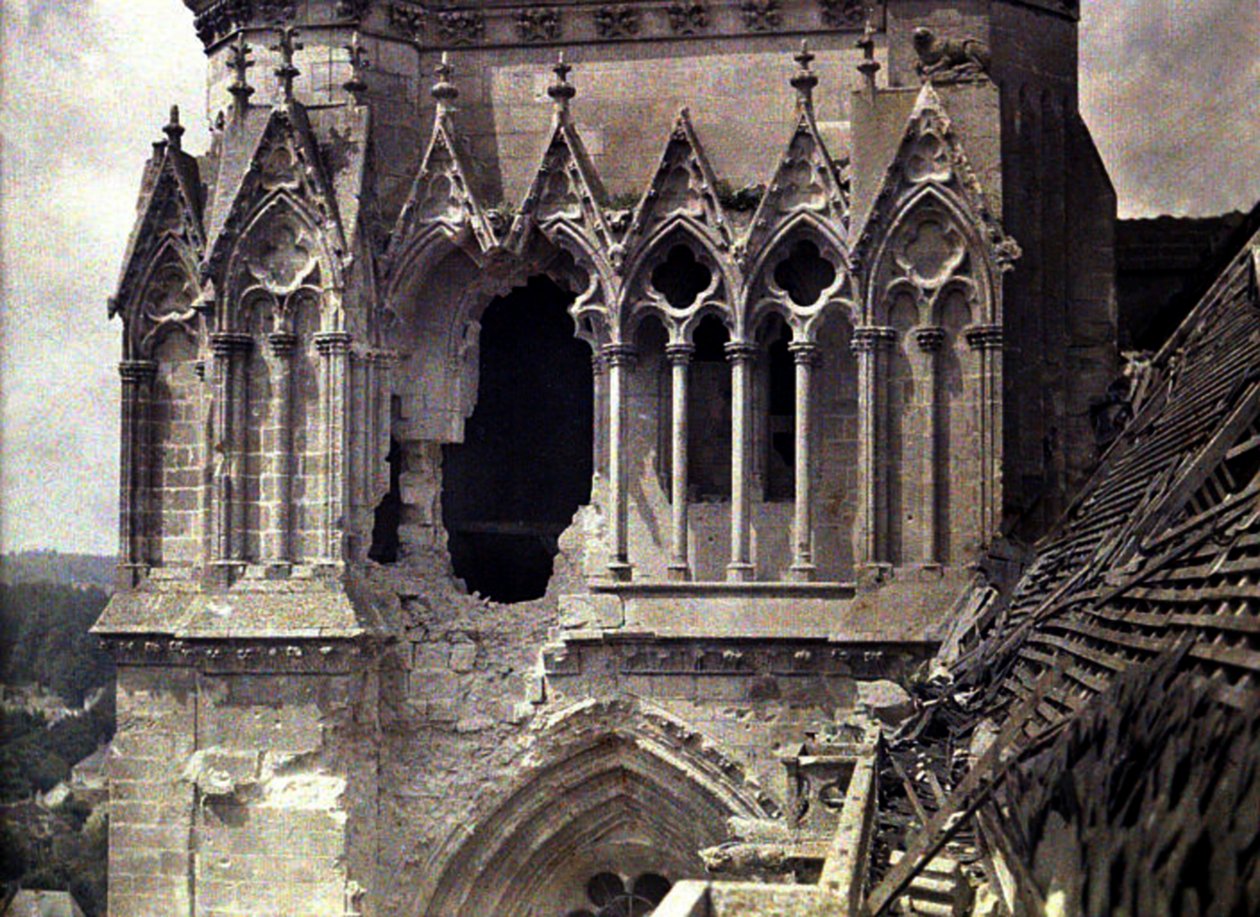 Dommages causés par les bombes à la cathédrale Saint-Gervais-et-Saint-Protais, Soissons, Aisne, France, 1917 - Fernand Cuville