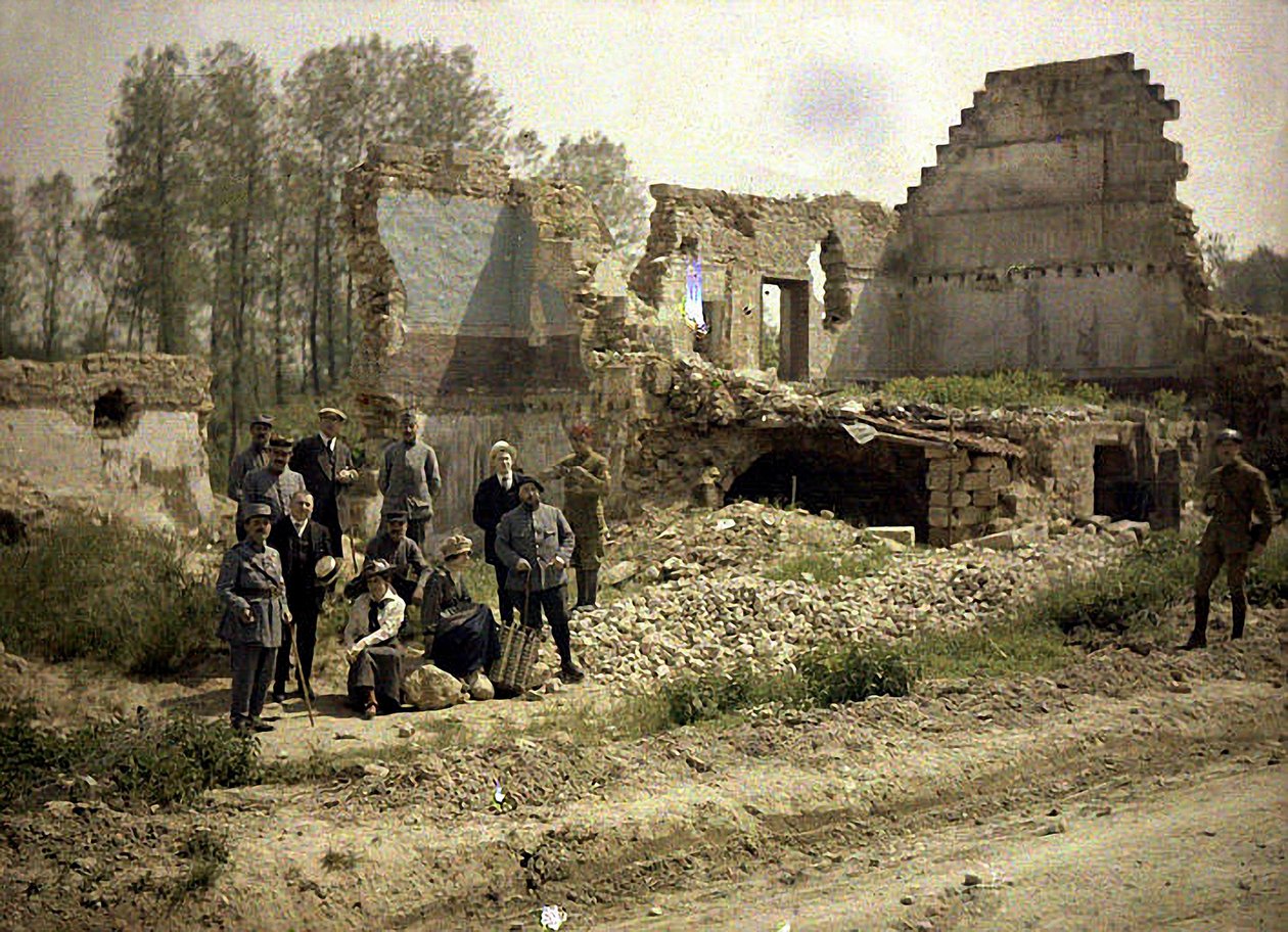 Soldats français et acteurs du théâtre de front posant dans les ruines, Vauxrezis, Aisne, France, 1917 (autochrome) - Fernand Cuville
