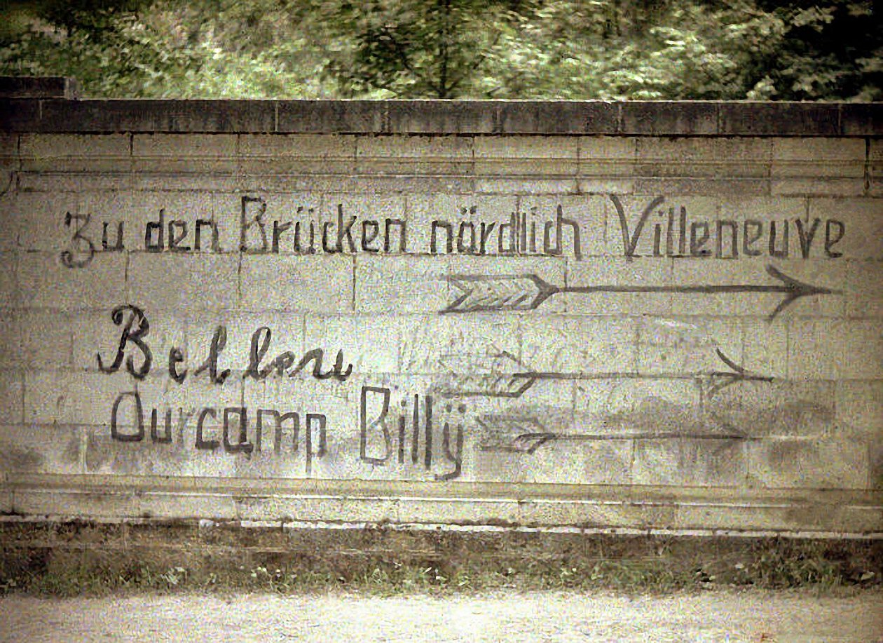 Inscriptions allemandes et anglaises sur un mur, Soissons, Aisne, France, 1917 - Fernand Cuville
