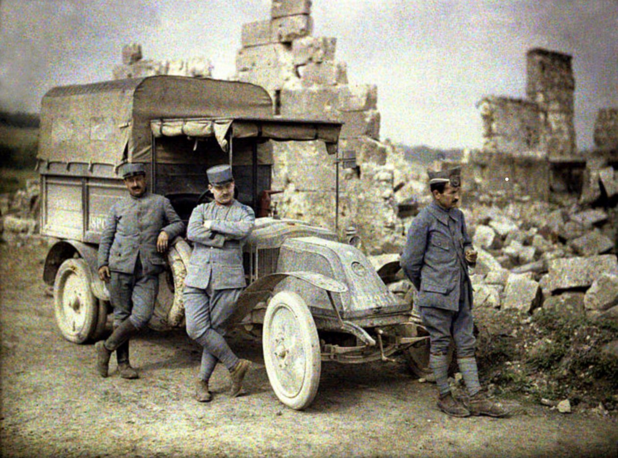 Trois soldats français devant un bâtiment gravement endommagé avec un petit camion, Aisne, France, 1917 - Fernand Cuville
