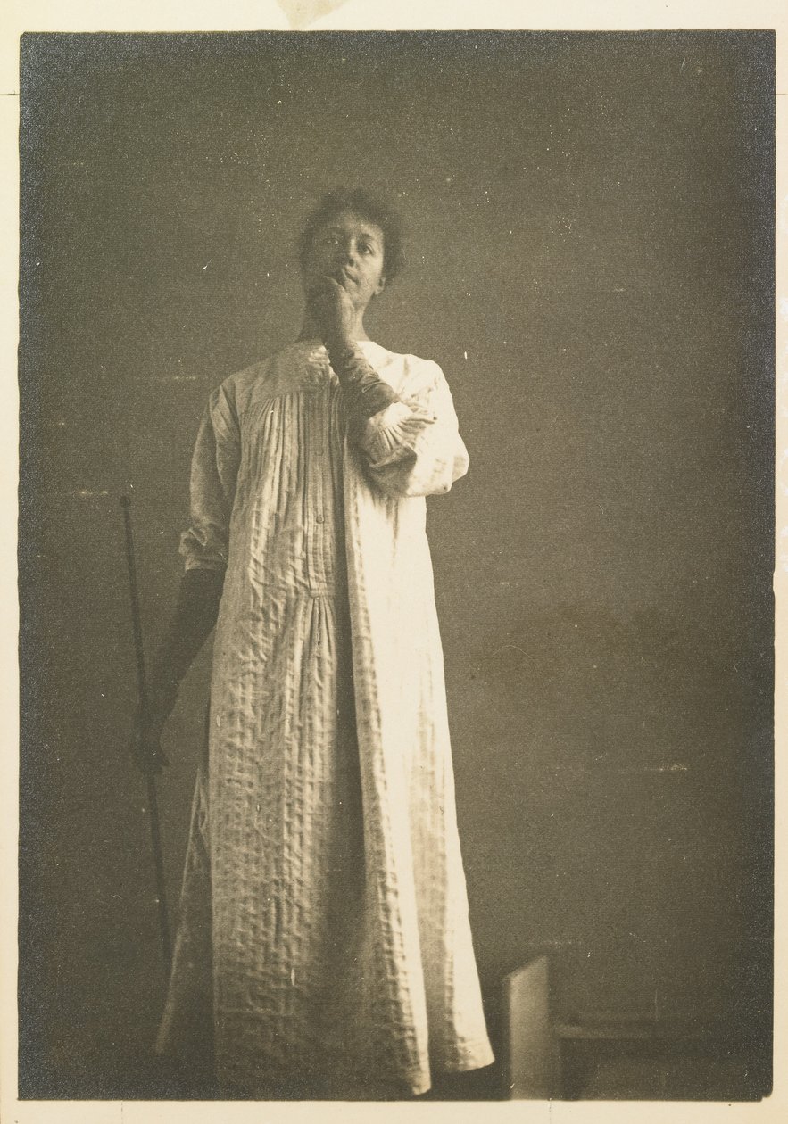Femme en chemise, la main devant la bouche - Fernand Khnopff