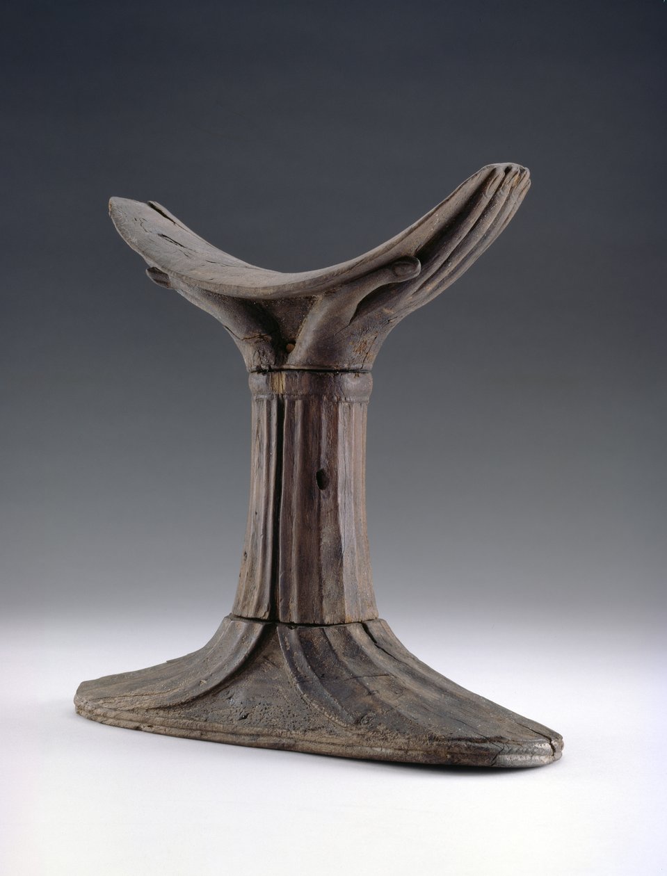 Appuie-tête en bois, la tête sculptée en forme de mains en coupe - First Intermediate Period Egyptian