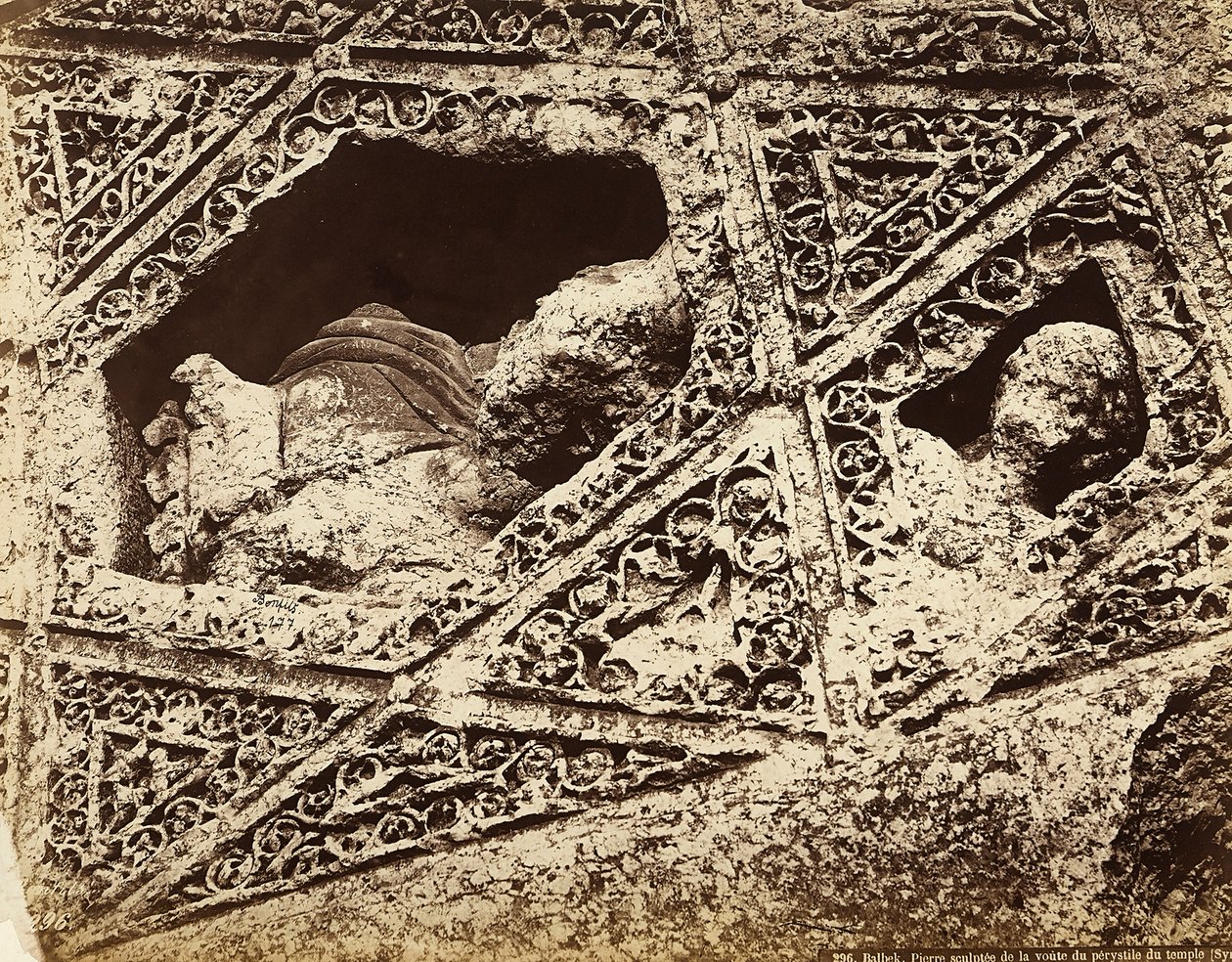 Détail de la décoration sculpturale dans un temple, dans la zone archéologique d