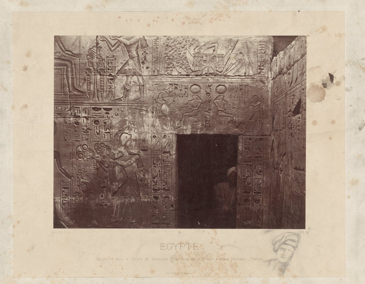 Homme dans une porte du temple de Ramsès III en Égypte - Félix Bonfils