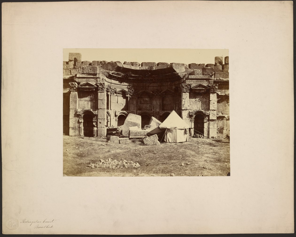 Cour rectangulaire, Baalbek - Félix Bonfils