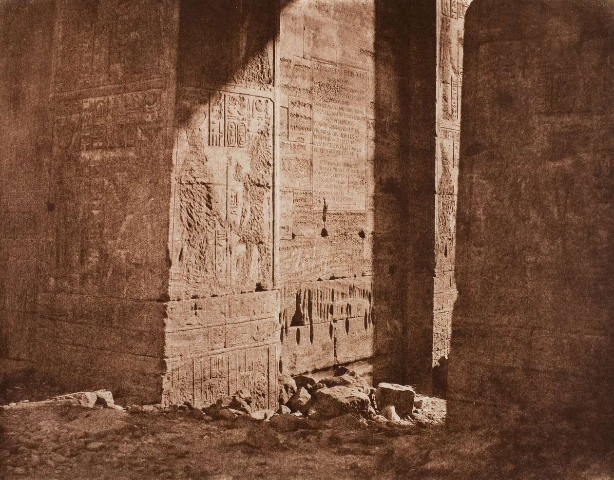 Premier pylône - Inscription française gravée sur l