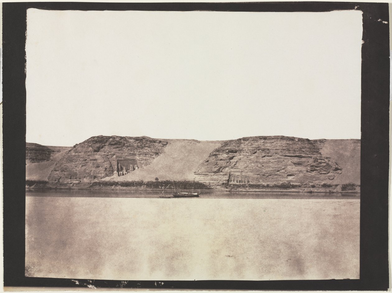 Vue générale des monuments sculptés dans le roc avec le dahabieh du photographe. Abou Simbel - Félix Teynard