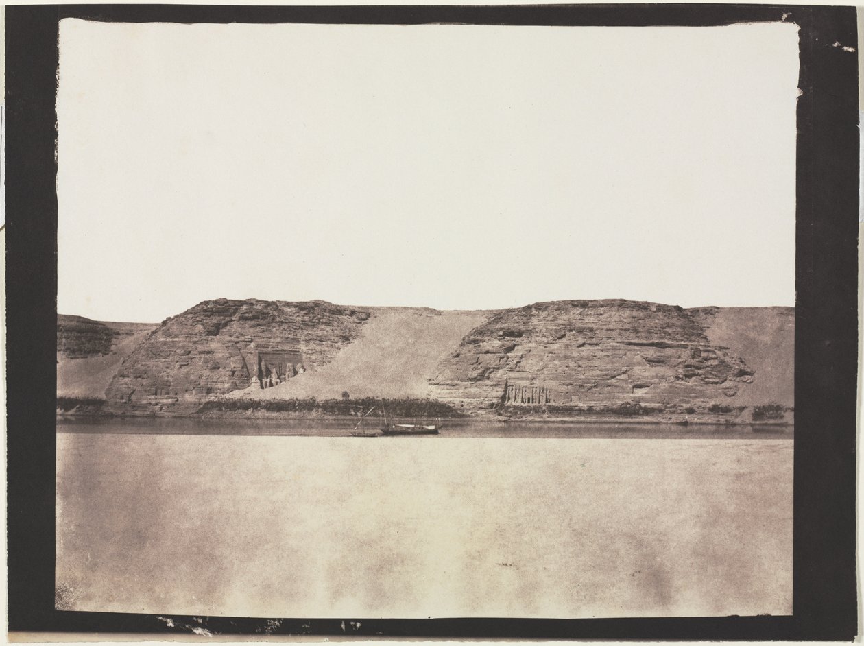 Vue générale des monuments sculptés dans le roc avec le dahabieh des photographes. Abou Simbel, 1851-1852 - Félix Teynard